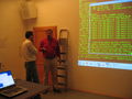Alexander (li) und Hans Hermann (re), an der Wand kompiliert gerade Java und squid wurde konfiguriert.