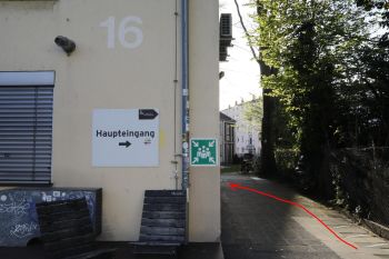 Weg zur Eingangstüre im Dezernat 16