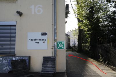 Weg zur Eingangstüre im Dezernat 16